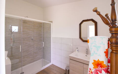 Casa Angela: Sol, Sol, Design Intérieur, Luminaire Plomberie, Meubles, Salle De Bains, Éclairage, Armoire De Toilette, Plomberie, Pièce