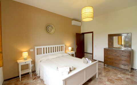 Casa Angela: Lit, Meubles, Chambre, Design Intérieur, Sol, Mur, Sol, Drap De Lit, Bois, Literie