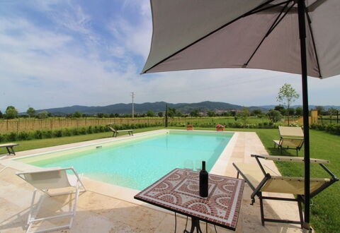 Casa Angela: L'Eau, Ciel, Propriété, Plante, Piscine, Bâtiment, Nuage, Bleu Azur, Parapluie, Ombre