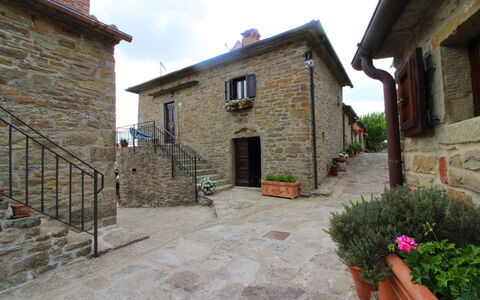 La Casa nel Borgo: Plante, Bâtiment, Ciel, Fenêtre, Propriété, Pot De Fleur, Maison, Surface De La Route, Plante D'Appartement, Quartier