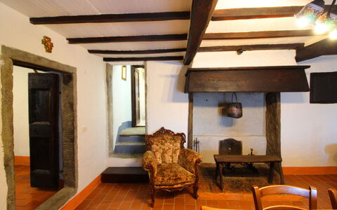 La Casa nel Borgo: Meubles, Propriété, Canapé, Bâtiment, Bois, Table, Salon, Sol, Sol, Chaise