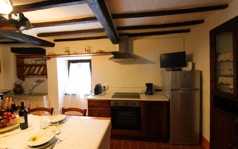 La Casa nel Borgo: Cabinetry, Propriété, Comptoir, Vaisselle, Table, Cuisine, Appareil De Cuisine, Bois, Design Intérieur, Cuisinière