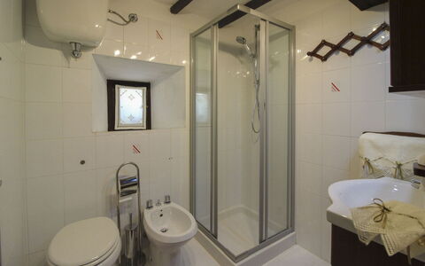 La Casa nel Borgo: Luminaire Plomberie, Sol, Sol, Design Intérieur, Bois, Évier, Lavabo, Salle De Bains, Pièce, Robinet