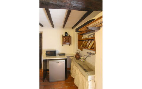 La Casa nel Borgo: Sol, Bois, Design Intérieur, Sol, Meubles, Pièce, Plafond, Comptoir, Cuisine, Domicile