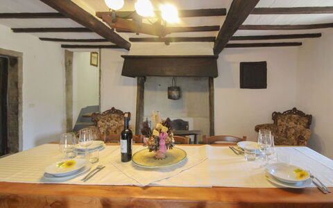 La Casa nel Borgo: Meubles, Bois, Design Intérieur, Table, Table Cuisine Et Salle A Manger, Sol, Plafond, Pièce, Salle À Manger, Sol