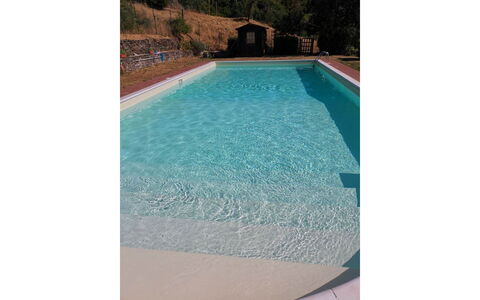 La Casa nel Borgo: L'Eau, Bleu Azur, Rectangle, Piscine, Ombre, Aqua, Composite, Teintes Et Ombres, Paysage