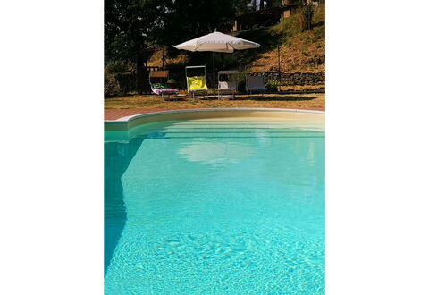 La Casa nel Borgo: L'Eau, Bleu Azur, Rectangle, Parapluie, Piscine, Bâtiment, Ombre, Mobilier De Jardin, Loisir, Teintes Et Ombres