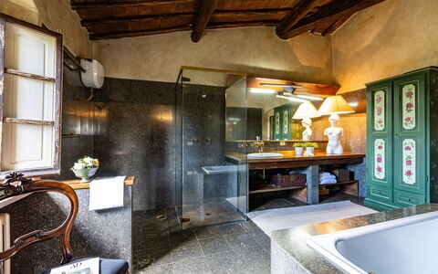 Podere La Torre: Design Intérieur, Plante D'Appartement, Robinet, Bois, Comptoir, Luminaire Plomberie, Plante, Fenêtre, Cuisine, Évier