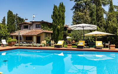 Podere La Torre: L'Eau, Plante, Propriété, Ciel, Meubles, Bâtiment, Piscine, Arbre, Chaise, Bleu Azur