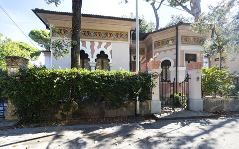 Villa Marconi: Plante, Propriété, Ciel, Arbre, Mur, Façade, Loisir, Bâtiment, Ville, Lieu De Culte