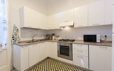 Villa Marconi: Cabinetry, Comptoir, Cuisinière, Appareil De Cuisine, Cuisine, Évier, Électroménager, Bâtiment, Bois, Design Intérieur