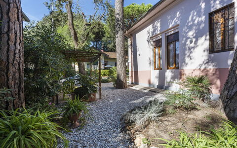 Villa Marconi: Plante, Bâtiment, Ciel, Fenêtre, Surface De La Route, Végétation, Architecture, Quartier, Arbre, Zone Résidentielle