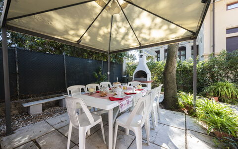Villa Marconi: Table, Plante, Meubles, Bâtiment, Chaise, Ombre, Mobilier De Jardin, Design Intérieur, Tableau De Plein Air, Vaisselle