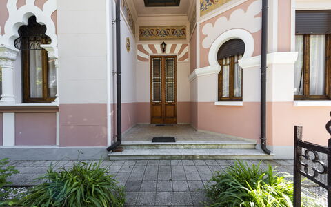 Villa Marconi: Plante, Propriété, Bâtiment, Fenêtre, Porte, Immobilier, Façade, Symétrie, Colonne, Maison