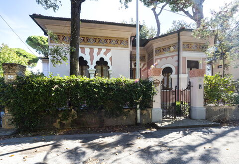 Villa Marconi: Plante, Propriété, Ciel, Arbre, Mur, Façade, Loisir, Bâtiment, Ville, Lieu De Culte