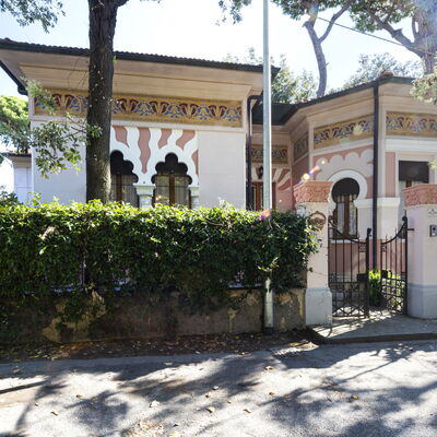 Villa Marconi: Plante, Propriété, Ciel, Arbre, Mur, Façade, Loisir, Bâtiment, Ville, Lieu De Culte