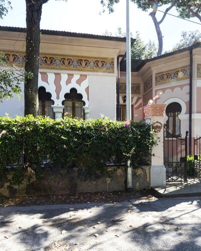 Villa Marconi: Plante, Propriété, Ciel, Arbre, Mur, Façade, Loisir, Bâtiment, Ville, Lieu De Culte