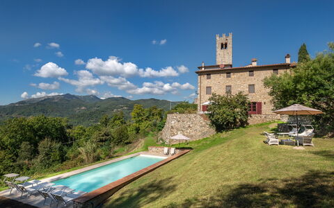 San Tommaso: Ciel, Nuage, Plante, Bâtiment, Propriété, L'Eau, Bleu Azur, Paysage Naturel, Arbre, Piscine