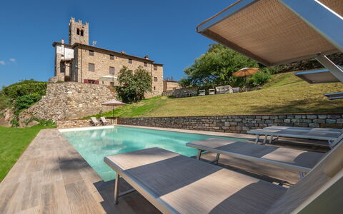 San Tommaso: Bâtiment, Ciel, Propriété, Plante, Bleu Azur, Ombre, Arbre, Architecture, Mobilier De Jardin, Loisir
