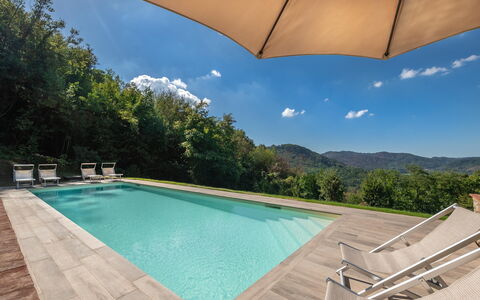 San Tommaso: L'Eau, Ciel, Propriété, Jour, Piscine, Bleu Azur, La Nature, Parapluie, Bâtiment, Nuage