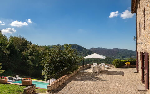 San Tommaso: Nuage, Ciel, Plante, Lot Terre, Arbre, Ombre, Paysage, Montagne, Zone Rurale, Teintes Et Ombres