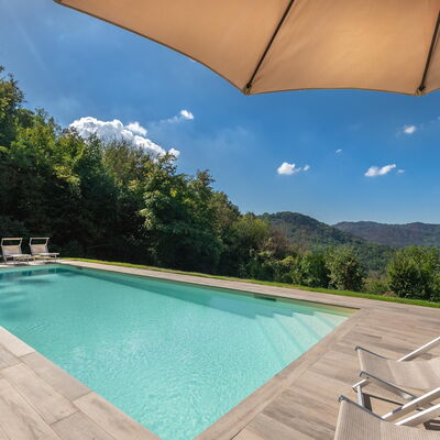 San Tommaso: L'Eau, Ciel, Propriété, Jour, Piscine, Bleu Azur, La Nature, Parapluie, Bâtiment, Nuage