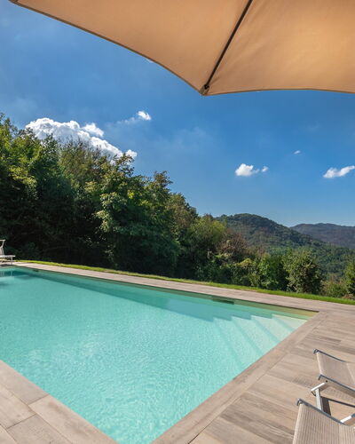 San Tommaso: L'Eau, Ciel, Propriété, Jour, Piscine, Bleu Azur, La Nature, Parapluie, Bâtiment, Nuage
