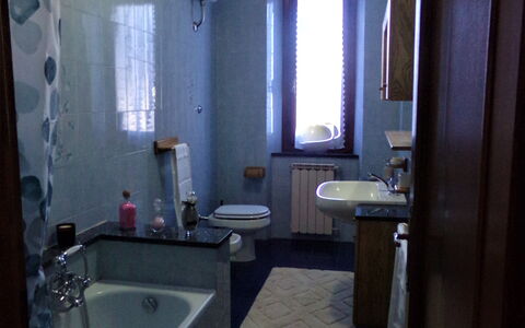 Il Campanile: Robinet, Baignoire, Luminaire Plomberie, Miroir, Propriété, Évier, Fenêtre, Salle De Bains, Design Intérieur