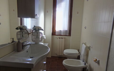 Il Campanile: Luminaire Plomberie, Évier, Robinet, Lavabo, Miroir, Salle De Bains, Violet, Bâtiment, Design Intérieur, Armoire De Toilette