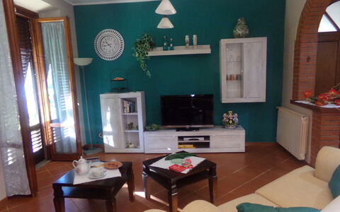 Il Campanile: Propriété, Meubles, Table, Cadre, Bleu Azur, Salon, Design Intérieur, Bois, Canapé, Sol