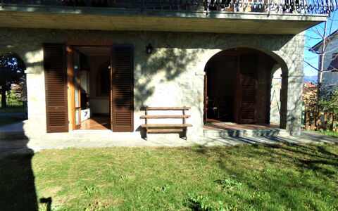 Il Campanile: Plante, Ombre, Bâtiment, Herbe, Bois, Chalet, Façade, Loisir, Design Urbain, Paysage