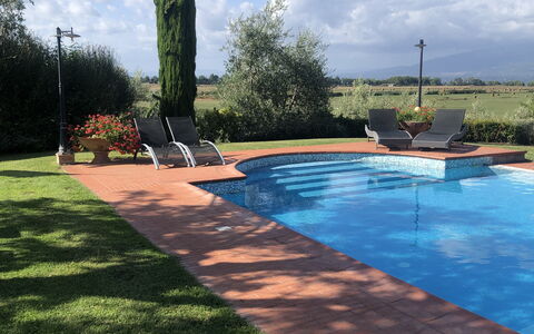 Il Campanile: Nuage, L'Eau, Ciel, Plante, Jour, Propriété, Arbre, Ombre, Architecture, Paysage Naturel