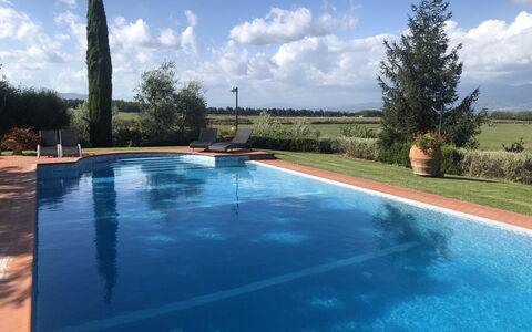 Il Campanile: L'Eau, Nuage, Ciel, Jour, Ressources En Eau, Plante, Piscine, La Nature, Bleu Azur, Rectangle