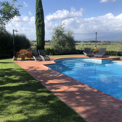 Il Campanile: Nuage, L'Eau, Ciel, Plante, Jour, Propriété, Arbre, Ombre, Architecture, Paysage Naturel