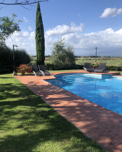 Il Campanile: Nuage, L'Eau, Ciel, Plante, Jour, Propriété, Arbre, Ombre, Architecture, Paysage Naturel