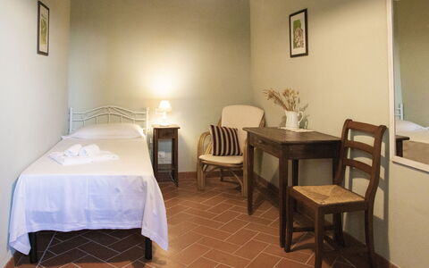 Montauto: Table, Propriété, Meubles, Bois, Chaise, Cadre, Design Intérieur, Bâtiment, Sol, Sol