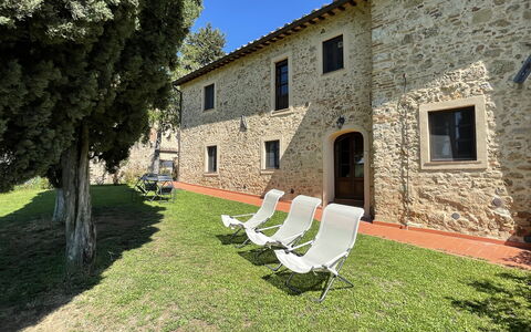 Montauto: Bâtiment, Propriété, Fenêtre, Plante, Lot Terre, Ciel, Herbe, Arbre, Maison, Chaise