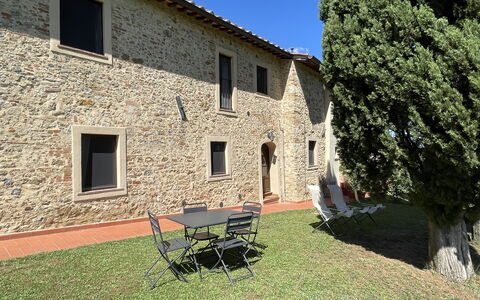 Montauto: Fenêtre, Propriété, Bâtiment, Plante, Ciel, Maison, Herbe, Chalet, Mobilier De Jardin, Arbre