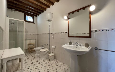 Montauto: Miroir, Robinet, Luminaire Plomberie, Évier, Propriété, Lavabo, Bâtiment, Salle De Bains, Design Intérieur, Architecture