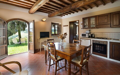 Montauto: Table, Meubles, Plante, Bois, Chaise, Fenêtre, Design Intérieur, Sol, Sol, Salon