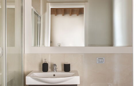 Casa San Piero: Cabinetry, Meubles, Propriété, Miroir, Bois, Salle De Bains, Armoire De Toilette, Tiroir, Design Intérieur, Sol