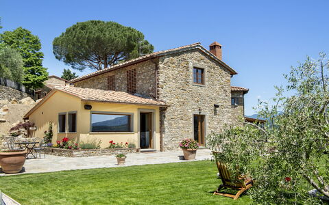 Casa San Piero: Ciel, Plante, Bâtiment, Propriété, Fenêtre, Arbre, Maison, Porte, Herbe, Chalet