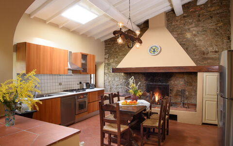 Casa San Piero: Comptoir, Cabinetry, Propriété, Meubles, Table, Chaise, Plante, Bois, Cuisine, Design Intérieur