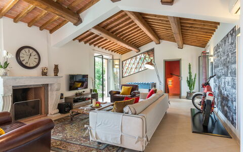 Villa Vico: Propriété, Canapé, Plante, Bois, Design Intérieur, Salon, L'Horloge, Plante D'Appartement, Sol, Vélo