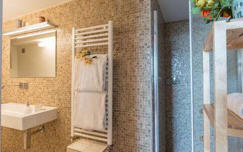 Villa Vico: Propriété, Miroir, Robinet, Luminaire Plomberie, Bleu Azur, Évier, Salle De Bains, Design Intérieur, Bois, Sol