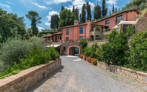 Villa Vico: Ciel, Nuage, Plante, Bâtiment, Fenêtre, Arbre, Surface De La Route, Maison, Quartier, Paysage