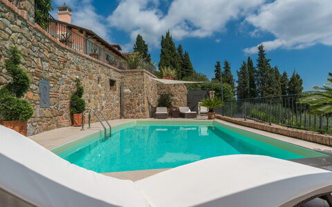 Villa Vico: L'Eau, Nuage, Bâtiment, Plante, Ciel, Propriété, Piscine, Bleu Azur, Arbre, Architecture