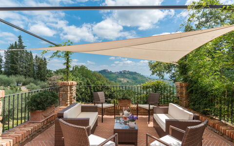 Villa Vico: Nuage, Ciel, Plante, Propriété, Meubles, Table, Arbre, Ombre, Chaise, Bâtiment