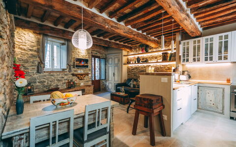 Casa San Valentino: Meubles, Table, Propriété, Cabinetry, Bois, Chaise, Fenêtre, Design Intérieur, Bâtiment, Tiroir