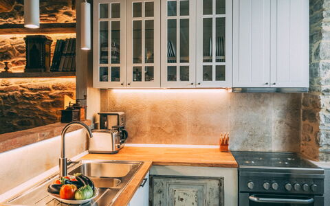 Casa San Valentino: Comptoir, Robinet, Propriété, Cabinetry, Evier, Fenêtre, Évier, Cuisine, Bois, Design Intérieur